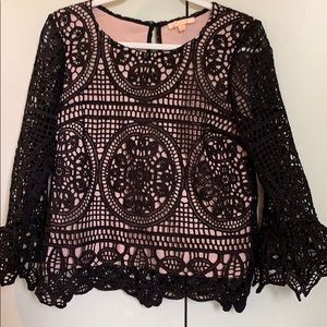 🌸 3/$25🌸 Skies Are Blue Crochet Top Bell sleeves Size S